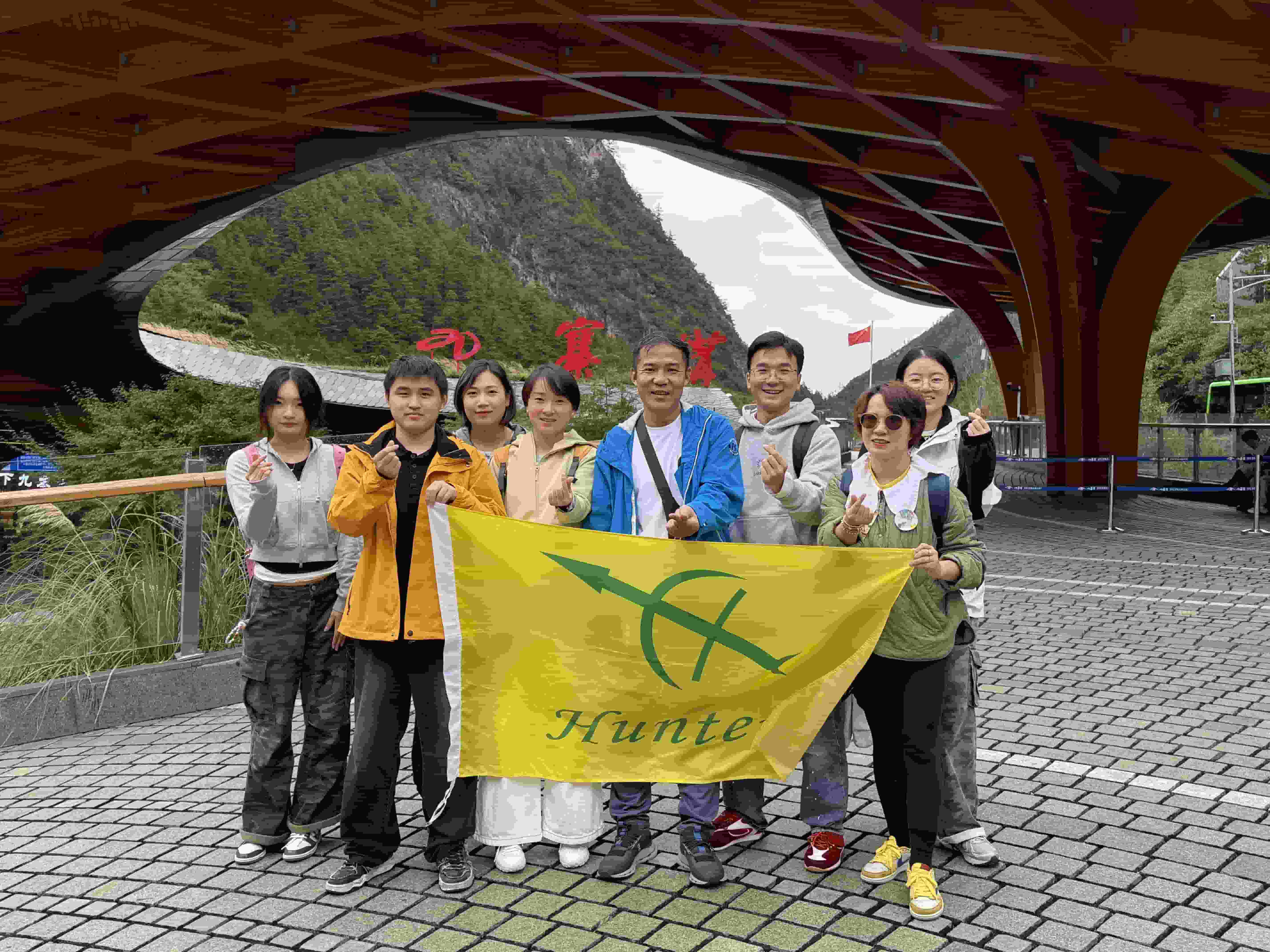 山を越え、海を越え、ものづくりを繋ぐ |上海ビザプラスチックスの「九寨溝-黄龍-成都」チームビルディング旅行のドキュメンタリー